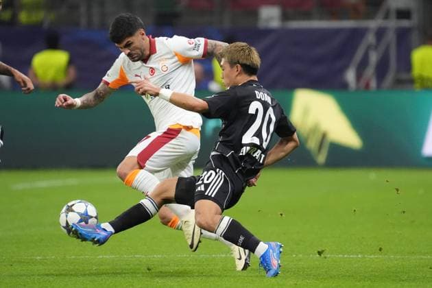 Ritsu Doan (Eintracht Frankfurt, 20) gegen Eren Elmali (Galatasaray Istanbul) - Frankfurt 18.09.2025: Eintracht Frankfurt vs. Galatasaray Istanbul, Deutsche Bank Park, 1. Spieltag UEFA Champions League