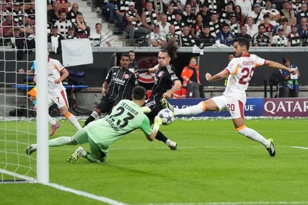 Torwart Kevin Trapp (Eintracht Frankfurt, 01) rettet gegen Ilkay Gündogan (Galatasaray Istanbul) - Frankfurt 18.09.2025: Eintracht Frankfurt vs. Galatasaray Istanbul, Deutsche Bank Park, 1. Spieltag UEFA Champions League