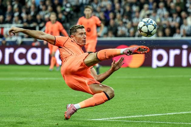 UEFA Champions League 2025 26 Phase MD1 Newcastle United vs Barcelona Robert Lewandowski of Barcelona has a shot on goal during the UEFA Champions League 2025 26 Phase MD1 Newcastle United vs Barcelona at St James s Park, Newcastle, United Kingdom, 18th September 2025 (Photo by Mark Cosgrove News Images) Newcastle St. James s Park Tyne and Wear United Kingdom Copyright: xMarkxCosgrove NewsxImagesx