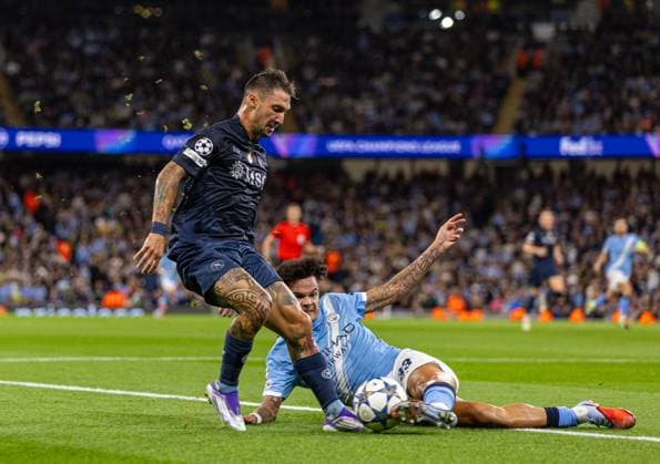Football - UEFA Champions League - League Phase - Manchester City FC v SC Napoli MANCHESTER, ENGLAND - Thursday, September 18, 2025: Napoli s Lorenzo Lucca (L) is challenged by Manchester City s Nico O Reilly during the UEFA Champions League match between Manchester City FC and SC Napoli at the City of Manchester Stadium. (Photo by David Rawcliffe Propaganda) MANCHESTER City of Manchester Stadium GREATER MANCHESTER ENGLAND  Copyright: xDavidxRawcliffex P2025-09-18-Man_City_Napoli-44