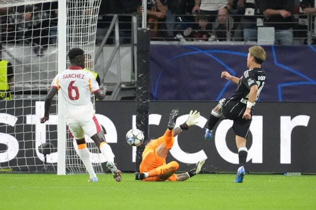 Ritsu Doan (Eintracht Frankfurt, 20) erzielt das Tor zum 1:1 gegen Torwart Goalie Ugurcan Cakir (Galatasaray Istanbul) - Frankfurt 18.09.2025: Eintracht Frankfurt vs. Galatasaray Istanbul, Deutsche Bank Park, 1. Spieltag UEFA Champions League