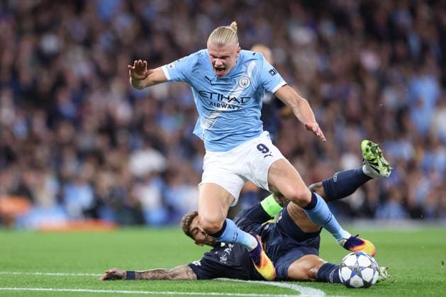 Manchester City v SSC Napoli - UEFA Champions League MANCHESTER, UNITED KINGDOM - SEPTEMBER 18: Erling Haaland (9) of Manchester City is fouled by Giovanni Di Lorenzo of SSC Napoli who subsequently receives a red card during the UEFA Champions League match between Manchester City and SSC Napoli at Etihad Stadium on September 18, 2025 in Manchester, United Kingdom. Alex Livesey Anadolu Manchester United, ManU Kingdom. Editorial use only. Please get in touch for any other usage.  Copyright: x2025xAnadoluxAlexxLiveseyx