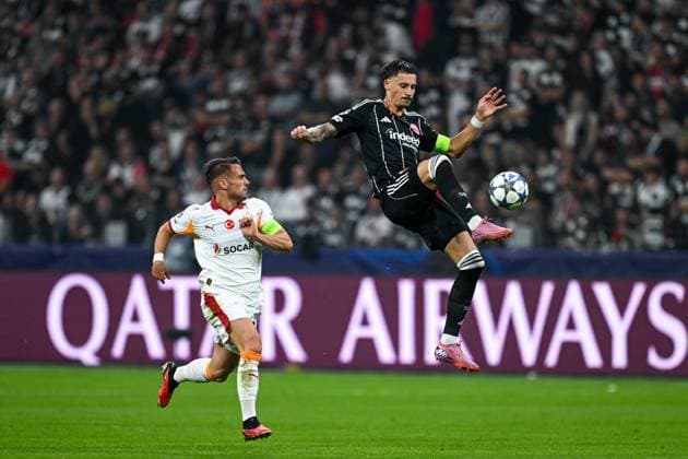 Robin Koch (Eintracht Frankfurt, 04) am Ball, dahinter Yunus Akgün (Galatasaray Istanbul, 11), GER, Eintracht Frankfurt vs Galatasaray Istanbul, Fussball, UEFA Champions League, Ligaphase, 1. Spieltag, Spielzeit 2025 2026, 18.09.2025. GER, Eintracht Frankfurt vs Galatasaray Istanbul, Fussball, UEFA Champions League, Ligaphase, 1. Spieltag, Spielzeit 2025 2026, 18.09.2025. Frankfurt am Main Copyright: xEibner-Pressefoto FlorianxWiegandx EP_FWD