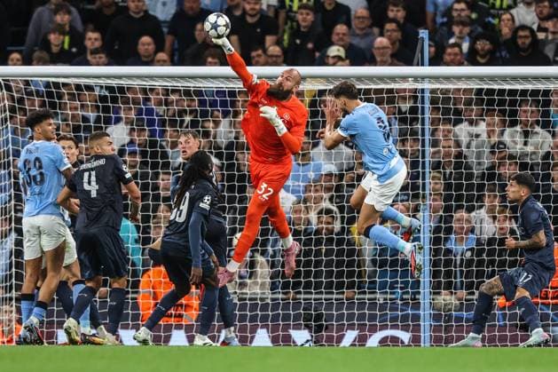 UEFA Champions League 2025 26 Phase MD1 Manchester City vs Napoli League Vanja Milinkovic-Savic of Napoli punches the ball clear during the UEFA Champions League 2025 26 Phase MD1 Manchester City vs Napoli League at The City of Manchester Stadium, Manchester, United Kingdom, 18th September 2025 (Photo by Alfie Cosgrove News Images) Manchester Etihad Stadium Manchester United, ManU Kingdom Copyright: xAlfiexCosgrove NewsxImagesx
