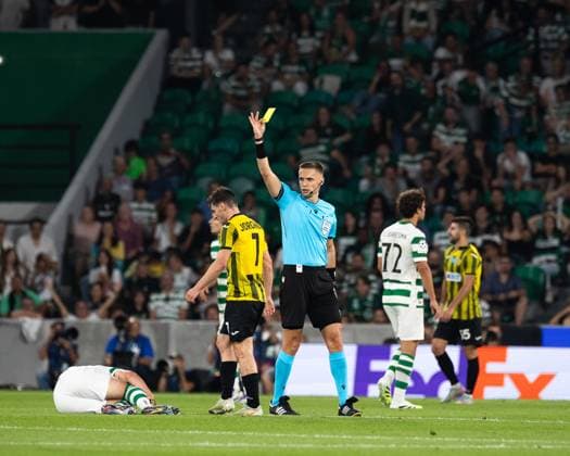 The referee Damian Sylwestrzak shows a yellow card for during the Champions League match between Sporting and Kairat Almaty at Estadio Jose Alvalade, in Lisbon, Portugal. (Diogo Sautchuk) Copyright: xDiogoxSautchukx