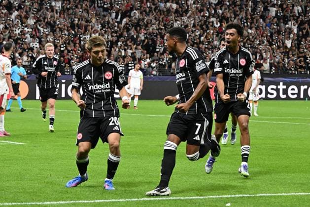 18.09.2025, xsltx, Fussball UEFA Champions League, Eintracht Frankfurt - Galatasaray SK Istanbul v.l. Torjubel nach dem Tor zum celebrating the goal celebrate 1:1 bei Ritsu Doan (Eintracht Frankfurt) Eigentor Ansgar Knauff (Eintracht Frankfurt) Nathaniel Brown (Eintracht Frankfurt) (DFL DFB REGULATIONS PROHIBIT ANY USE OF PHOTOGRAPHS as IMAGE SEQUENCES and or QUASI-VIDEO) Frankfurt am Main