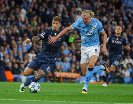 Manchester City - Napoli During the Champions League match between Manchester City and Napoli on September 18, 2025, at the Etihad Stadium in Manchester. Photo: Giovanni Di Lorenzo (capitano) of SSC Napoli - Eerling Haaland of Manchester City Munchester ETIHAD STADIUM Munchester Inghilterra Copyright: xFABIOxSASSOxFabioxSassox Italia Estonia2025_09_18Fabio Sasso2514
