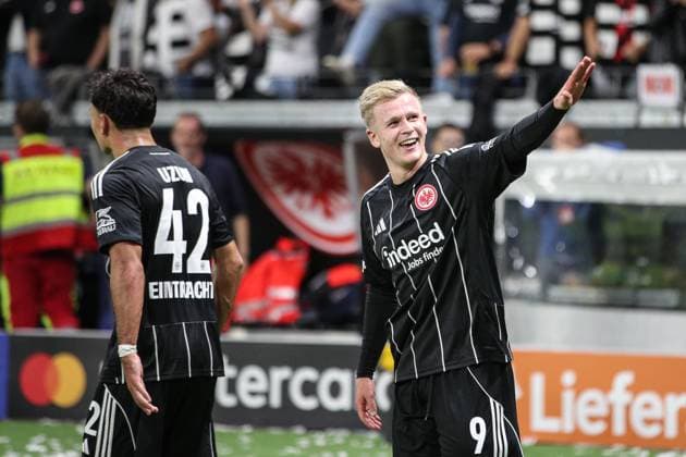 Gruss an die Fans nach seinem Treffer zum 3:1 Jonathan Burkardt (Eintracht Frankfurt, 09) Can Uzun (Eintracht Frankfurt, 42), GER, Eintracht Frankfurt vs Galatasaray Istanbul, Fussball, UEFA Champions League, Ligaphase, 1. Spieltag, Spielzeit 2025 2026, 18.09.2025 GER, Eintracht Frankfurt vs Galatasaray Istanbul, Fussball, UEFA Champions League, Ligaphase, 1. Spieltag, Spielzeit 2025 2026, 18.09.2025 Frankfurt am Main Copyright: xEibner-Pressefoto JanxPrihodax EP_JPA