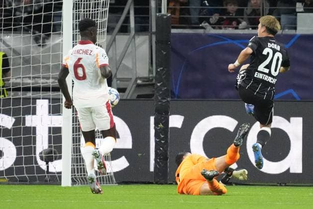 Ritsu Doan (Eintracht Frankfurt, 20) schießt Davinson Sanchez (Galatasaray Istanbul) an und der trifft ins eigene Tor zum 1:1 - Frankfurt 18.09.2025: Eintracht Frankfurt vs. Galatasaray Istanbul, Deutsche Bank Park, 1. Spieltag UEFA Champions League