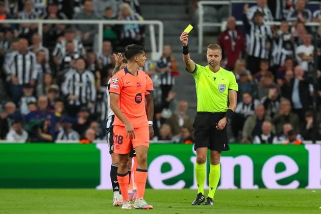 Newcastle United FC v FC Barcelona, Barca Champions League Gerard Martin Of Barcelona is shown a yellow card by Referee Glenn Nyberg during the Newcastle United FC v FC Barcelona Champions League Round One match at St.James Park, Newcastle, United Kingdom on 17 September 2025 Credit: Lee Keuneke Every Second Media Editorial use only. All images are copyright Every Second Media Limited. No images may be reproduced without prior permission. Copyright: xIMAGO EveryxSecondxMediax ESM-1585-0042 LeexKeunekex xEveryxSecondxMediax