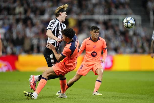 Newcastle United FC v FC Barcelona, Barca - UEFA Champions League NEWCASTLE UPON TYNE, UNITED KINGDOM - SEPTEMBER 18: Newcastle United winger Anthony Gordon of the United Kingdom (L) in action against Barcelona defender Pau Cubarsi of Spain (R) during the UEFA Champions League 2025 26 League Phase MD1 match between Newcastle United and Barcelona at St James Park in Newcastle upon Tyne, United Kingdom, on September 18, 2025. Jose Hernandez Anadolu Newcastle United Kingdom. Editorial use only. Please get in touch for any other usage.  Copyright: x2025xAnadoluxJosexHernandezx