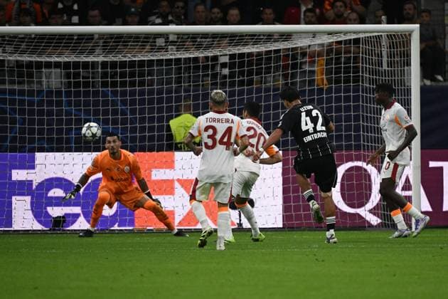 18.09.2025, xjhx, Fussball UEFA Champions League, Eintracht Frankfurt - Galatasaray SK Istanbul v.l. Can Uzun (Eintracht Frankfurt) Torschuetze, erzielt das Tor, Treffer, scores the goal 2:1 Ugurcan Cakir (Galatasaray Istanbul) (DFL DFB REGULATIONS PROHIBIT ANY USE OF PHOTOGRAPHS as IMAGE SEQUENCES and or QUASI-VIDEO) Frankfurt am Main