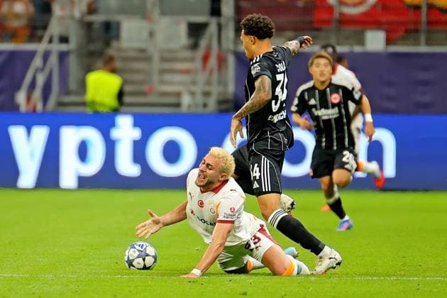 Frankfurt, Deutschland 18. September 2025: Champions League - 2025 2026 - Eintracht Frankfurt vs. Galatasaray Istanbul Im Bild: v. li. im Zweikampf Baris Yilmaz (Galatasaray) gegen Nnamdi Collins (Frankfurt). Deutsche Bank Park Hessen Copyright: xFotostandx xRacochax