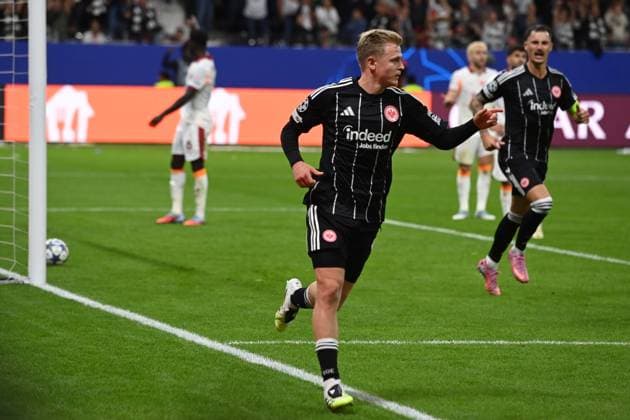 Jonathan BURKARDT (F) erzielt per Kopfball das Tor zum 3-1, Torjubel, Jubel, jubeln, Freude, cheers, Fussball UEFA Champions League Gruppenphase 1. Spieltag Eintracht Frankfurt (F) - Galatasaray Istanbul (Galatasaray SK) am 18.09.2025 im Deutsche Bank Park, Frankfurt Deutschland. DFL regulations prohibit any use of photographs as image sequences and or quasi-video Â