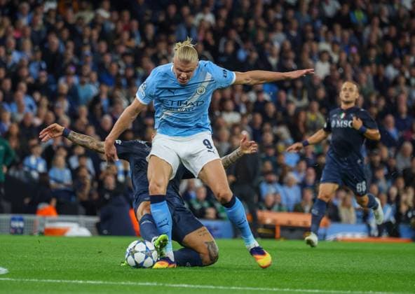 September 18, 2025, Munchester, Munchester, Inghilterra: During the Champions League match between Manchester City and Napoli on September 18, 2025, at the Etihad Stadium in Manchester..Photo: Giovanni Di Lorenzo (capitano) of SSC Napoli - Eerling Haaland of Manchester City Munchester Inghilterra - ZUMAs236 20250918_aap_s236_029 Copyright: xFabioxSassox