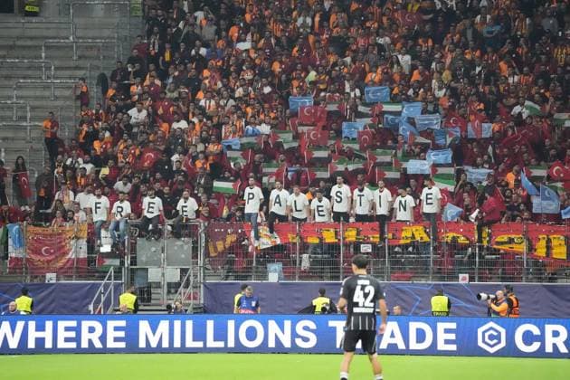 Galatasaray Fans mit politischer Botschaft FREE PALESTINE, Befreit Palestina - Frankfurt 18.09.2025: Eintracht Frankfurt vs. Galatasaray Istanbul, Deutsche Bank Park, 1. Spieltag UEFA Champions League