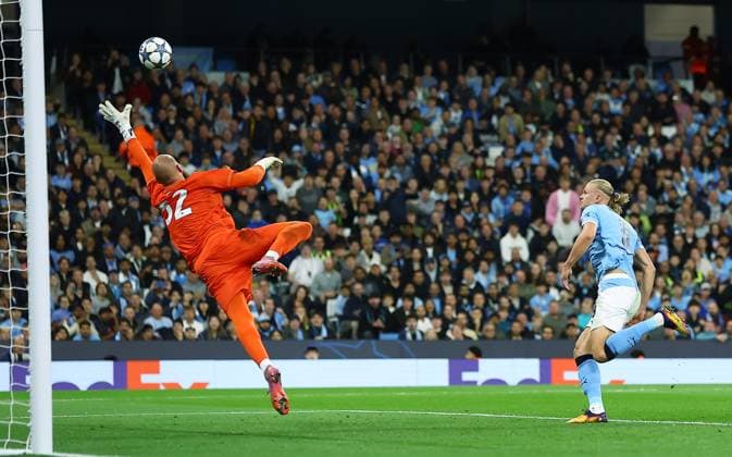 Erling Haaland of Manchester City scores the opening goal Manchester City v Napoli, UEFA Champions League, Group Stage, Football, Etihad Stadium, Manchester, UK - 18 Sep 2025Manchester Etihad Stadium United Kingdom EDITORIAL USE ONLY No use with unauthorised audio, video, data, fixture lists, club league logos or live services. Online in-match use limited to 120 images, no video emulation. No use in betting, games or single club league player publications.  Copyright: xMattxWest Shutterstockx 15486943aq