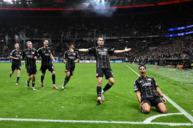 18.09.2025, xsltx, Fussball UEFA Champions League, Eintracht Frankfurt - Galatasaray SK Istanbul v.l. Torjubel nach dem Tor zum celebrating the goal celebrate 3:1 bei Arthur Theate (Eintracht Frankfurt) Nathaniel Brown (Eintracht Frankfurt) Fares Chaibi (Eintracht Frankfurt) Jonathan Jonny Burkardt (Eintracht Frankfurt) Robin Koch (Eintracht Frankfurt) (DFL DFB REGULATIONS PROHIBIT ANY USE OF PHOTOGRAPHS as IMAGE SEQUENCES and or QUASI-VIDEO) Frankfurt am Main *** 18 09 2025, xsltx, football UEFA Champions League, Eintracht Frankfurt Galatasaray SK Istanbul v l goal celebration after the goal to celebrate the goal celebrate 3 1 at Arthur Theate Eintracht Frankfurt Nathaniel Brown Eintracht Frankfurt Fares Chaibi Eintracht Frankfurt Jonathan Jonny Burkardt Eintracht Frankfurt Robin Koch Eintracht Frankfurt DFL DFB REGULATIONS PROHIBIT ANY USE OF PHOTOGRAPHS as IMAGE SEQUENCES and or QUASI VIDEO Frankfurt am Main