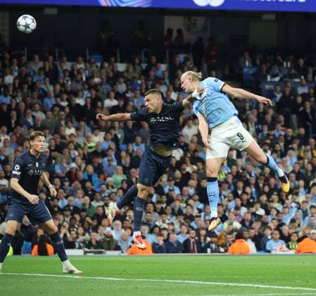 Manchester City - Napoli During the Champions League match between Manchester City and Napoli on September 18, 2025, at the Etihad Stadium in Manchester. Photo: goal the Eerling Haaland of Manchester City - Alessandro Buongiorno of SSC Napoli Munchester ETIHAD STADIUM Munchester Inghilterra Copyright: xFABIOxSASSOxFabioxSassox manchester city napoli2025_09_18Fabio Sasso2553