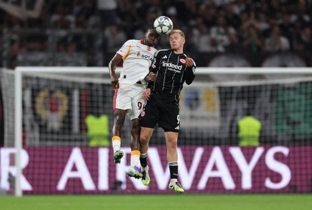 18.09.2025, Fussball UEFA Champions League, Eintracht Frankfurt - Galatasaray SK Istanbul, emonline, emspor, v.l., Wilfried Singo (Galatasaray SK), Jonathan Burkardt (Eintracht Frankfurt) DFL DFB REGULATIONS PROHIBIT ANY USE OF PHOTOGRAPHS AS IMAGE SEQUENCES AND OR QUASI-VIDEO. xdcx Copyright: HMBxMedia Claus