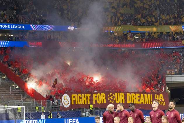 UEFA Champions League: Eintracht Frankfurt - Galatasaray, 18.09.2025 Choreo der Gästefans von Galatasaray mit Bengalo Rauch Feuer Fahnen, Eintracht Frankfurt - Galatasaray, Frankfurt, Deutsche Bank Park, 18.9.2025 Copyright: xBEAUTIFULxSPORTS Gawlikx