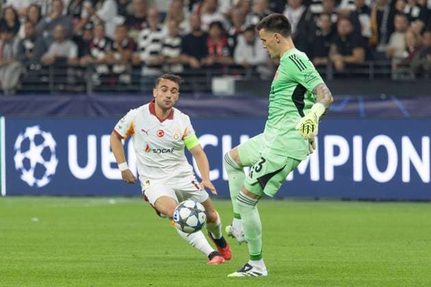 UEFA Champions League: Eintracht Frankfurt - Galatasaray, 18.09.2025 Michael Zetterer (Eintracht Frankfurt 23) klärt den Ball vor Yunus Akgün (Galatasaray Spor Kulübü Istanbul 11), Eintracht Frankfurt - Galatasaray, Frankfurt, Deutsche Bank Park, 18.9.2025 Copyright: xBEAUTIFULxSPORTS Gawlikx