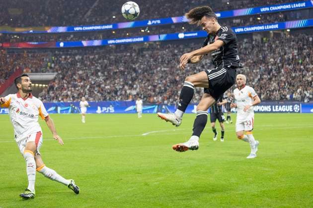 UEFA Champions League: Eintracht Frankfurt - Galatasaray, 18.09.2025 Arthur Theate (Eintracht Frankfurt 3) klärt mit ienem Kopfball, Eintracht Frankfurt - Galatasaray, Frankfurt, Deutsche Bank Park, 18.9.2025 Copyright: xBEAUTIFULxSPORTS Gawlikx