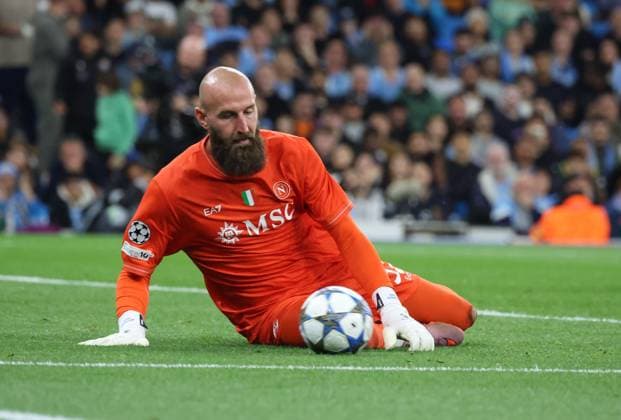 September 18, 2025, Munchester, Munchester, Inghilterra: During the Champions League match between Manchester City and Napoli on September 18, 2025, at the Etihad Stadium in Manchester..Photo: Vanja Milikovic-Savic of SSC Napoli Munchester Inghilterra - ZUMAs236 20250918_aap_s236_057 Copyright: xFabioxSassox