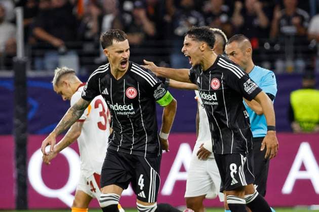 Robin Koch (Eintracht Frankfurt, 04) und Fares Chaibi (Eintracht Frankfurt, 08) nach der Bestätigung zum 3:1 , Deutschland, Fussball, UEFA Champions League, 1. Spieltag, 2025 2026, Eintracht Frankfurt vs. Galatasaray SK, 18.09.2025, Deutsche-Bank-Park, Frankfurt am Main, Deutschland Frankfurt am Main Deutsche-Bank-Park Hessen Deutschland Copyright: xGrantxHubbsx