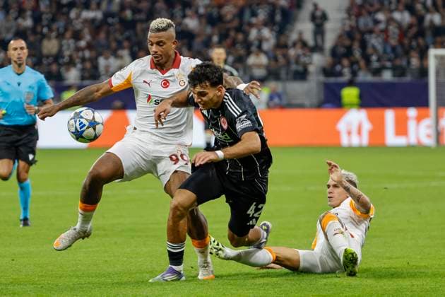 Mario Lemina (Galatasaray SK, 99), Can Uzun (Eintracht Frankfurt, 42) und Lucas Torreira (Galatasaray SK, 34) im Kampf um den Ball , Deutschland, Fussball, UEFA Champions League, 1. Spieltag, 2025 2026, Eintracht Frankfurt vs. Galatasaray SK, 18.09.2025, Deutsche-Bank-Park, Frankfurt am Main, Deutschland Frankfurt am Main Deutsche-Bank-Park Hessen Deutschland Copyright: xGrantxHubbsx