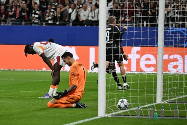 18.09.2025, xjhx, Fussball UEFA Champions League, Eintracht Frankfurt - Galatasaray SK Istanbul v.l. Torjubel nach dem Tor zum celebrating the goal celebrate 4:1 durch Jonathan Jonny Burkardt (Eintracht Frankfurt) (UEFA REGULATIONS PROHIBIT ANY USE OF PHOTOGRAPHS as IMAGE SEQUENCES and or QUASI-VIDEO) Frankfurt am Main