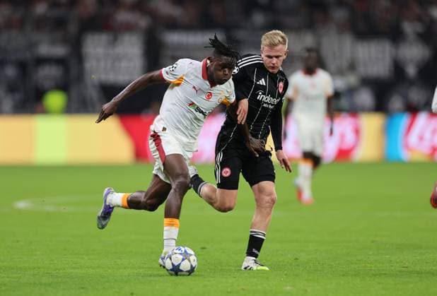 18.09.2025, Fussball UEFA Champions League, Eintracht Frankfurt - Galatasaray SK Istanbul, emonline, emspor, v.l.,Wilfried Singo (Galatasaray SK), Jonathan Burkardt (Eintracht Frankfurt) DFL DFB REGULATIONS PROHIBIT ANY USE OF PHOTOGRAPHS AS IMAGE SEQUENCES AND OR QUASI-VIDEO. xdcx Copyright: HMBxMedia Claus