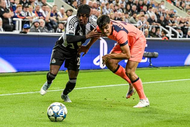 Newcastle United v FC Barcelona, Barca UEFA Champions League Anthony Elanga of Newcastle United and Gerard Martin of FC Barcelona during the UEFA Champions League match at St. James s Park, Newcastle UK Newspapers OUT Copyright: xJamiexJohnstonx FIL-22249-0009