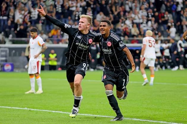 Frankfurt, Deutschland 18. September 2025: Champions League - 2025 2026 - Eintracht Frankfurt vs. Galatasaray Istanbul Im Bild: v. li. Torschütze Jonathan Burkardt (Frankfurt) und Ansgar Knauff (Frankfurt) freuen sich über das Tor zum 4:1. Deutsche Bank Park Hessen Copyright: xFotostandx xRacochax
