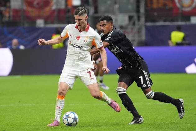 Roland Sallai (Galatasaray Istanbul) gegen Ansgar Knauff (Eintracht Frankfurt, 07) - Frankfurt 18.09.2025: Eintracht Frankfurt vs. Galatasaray Istanbul, Deutsche Bank Park, 1. Spieltag UEFA Champions League