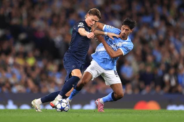 Football - UEFA Champions League - League Phase - Manchester City v SSC Napoli 18th September 2025 - UEFA Champions League - League Phase - Manchester City v SSC Napoli - Scott McTominay of Napoli and Tijjani Reijnders of Manchester City - Photo: Simon Stacpoole Offside. Manchester UK Copyright: xSimonxStacpoolexOffside