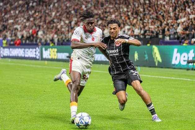 Champions League Eintracht Frankfurt - Galatasaray AS am 18.09.25 in Deutsche Bank Park, Frankfurt Wilfried Singo, (Galatasaray, 90) und Nathaniel Brown, (Eintracht Frankfurt, 21) im Zweikampf Frankfurt Deutsche Bank Park Frankfurt Deutschland Copyright: xAlfioxMarinox