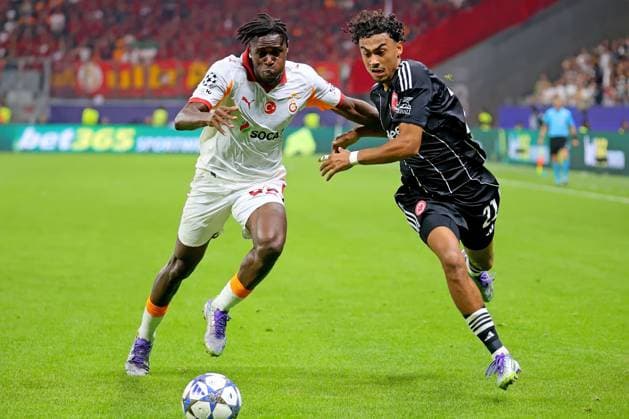 Frankfurt, Deutschland 18. September 2025: Champions League - 2025 2026 - Eintracht Frankfurt vs. Galatasaray Istanbul Im Bild: v. li. im Zweikampf Mario Lemina (Galatasaray) gegen Nathaniel Brown (Frankfurt). Deutsche Bank Park Hessen Copyright: xFotostandx xRacochax
