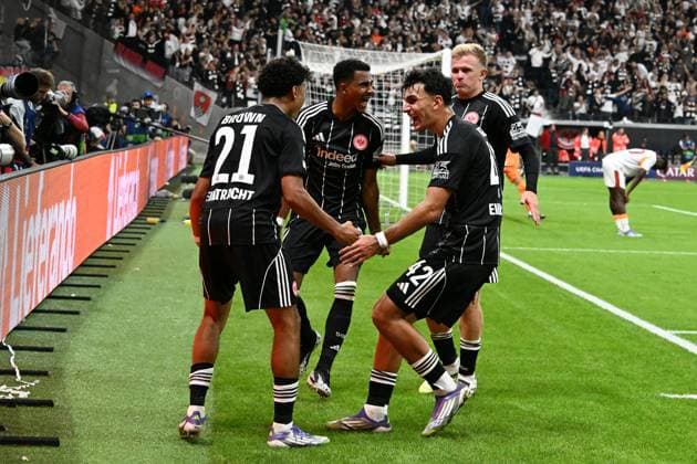 18.09.2025, xsltx, Fussball UEFA Champions League, Eintracht Frankfurt - Galatasaray SK Istanbul v.l. Torjubel nach dem Tor zum celebrating the goal celebrate 4:1 durch Jonathan Jonny Burkardt (Eintracht Frankfurt) mit Ansgar Knauff (Eintracht Frankfurt) Nathaniel Brown (Eintracht Frankfurt) Can Uzun (Eintracht Frankfurt) (DFL DFB REGULATIONS PROHIBIT ANY USE OF PHOTOGRAPHS as IMAGE SEQUENCES and or QUASI-VIDEO) Frankfurt am Main