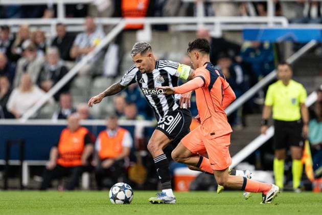 NEWCASTLE UPON TYNE, ENGLAND - SEPTEMBER 18: Bruno Guimaraes of Newcastle United (L) controls the ball under pressure from Pedri of Barcelona (R) during a UEFA Champions League 2025 26 match between Newcastle United and Barcelona at St James Park on September 17, 2025 in Newcastle Upon Tyne, England. Copyright: xRichardxCallisx Sportspressphoto_SPR27947