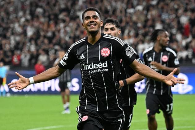 18.09.2025, xjhx, Fussball UEFA Champions League, Eintracht Frankfurt - Galatasaray SK Istanbul v.l. Torjubel nach dem Tor zum celebrating the goal celebrate 5:1 durch Ansgar Knauff (Eintracht Frankfurt) (DFL DFB REGULATIONS PROHIBIT ANY USE OF PHOTOGRAPHS as IMAGE SEQUENCES and or QUASI-VIDEO) Frankfurt am Main