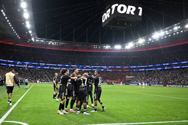 18.09.2025, xjhx, Fussball UEFA Champions League, Eintracht Frankfurt - Galatasaray SK Istanbul v.l. Torjubel nach dem Tor zum celebrating the goal celebrate 5:1 durch Ansgar Knauff (Eintracht Frankfurt) (DFL DFB REGULATIONS PROHIBIT ANY USE OF PHOTOGRAPHS as IMAGE SEQUENCES and or QUASI-VIDEO) Frankfurt am Main