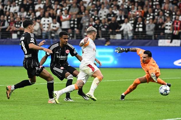 18.09.2025, xjhx, Fussball UEFA Champions League, Eintracht Frankfurt - Galatasaray SK Istanbul v.l. Ansgar Knauff (Eintracht Frankfurt) Torschuetze, erzielt das Tor, Treffer, scores the goal 5:1 Ugurcan Cakir (Galatasaray Istanbul) (UEFA REGULATIONS PROHIBIT ANY USE OF PHOTOGRAPHS as IMAGE SEQUENCES and or QUASI-VIDEO) Frankfurt am Main