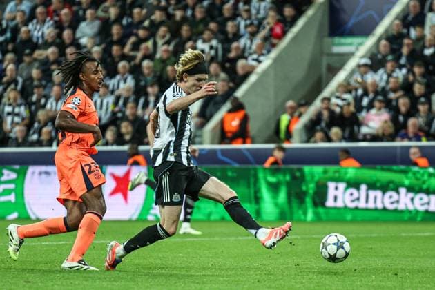 UEFA Champions League 2025 26 Phase MD1 Newcastle United vs Barcelona Anthony Gordon of Newcastle Untied shoots and scores to make it 1-2 during the UEFA Champions League 2025 26 Phase MD1 Newcastle United vs Barcelona at St James s Park, Newcastle, United Kingdom, 18th September 2025 (Photo by Mark Cosgrove News Images) Newcastle St. James s Park Tyne and Wear United Kingdom Copyright: xMarkxCosgrove NewsxImagesx