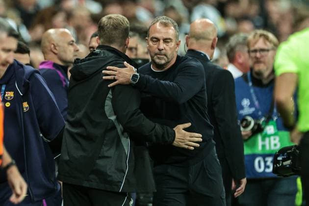UEFA Champions League 2025 26 Phase MD1 Newcastle United vs Barcelona Eddie Howe manager of Newcastle United and Hansi Flick head coach of Barcelona shake hands after the full time whistle after the UEFA Champions League 2025 26 Phase MD1 Newcastle United vs Barcelona at St James s Park, Newcastle, United Kingdom, 18th September 2025 (Photo by Mark Cosgrove News Images) Newcastle St. James s Park Tyne and Wear United Kingdom Copyright: xMarkxCosgrove NewsxImagesx