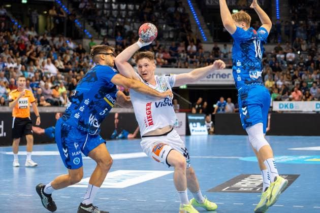 Handball I Herren I Saison 2025-2026 I Bundesliga I 5. Spieltag I TVB Stuttgart - Frisch Auf! Göppingen I 18.09.2025 Oskar Neudeck (2, Frisch Auf Göppingen) mit Ball, verteidigt von Antonio Serradilla Cuenca (5, TVB Stuttgart) Stuttgart Porsche Arena Baden-Württemberg Deutschland Copyright: xLobeca MaxxPetershansx