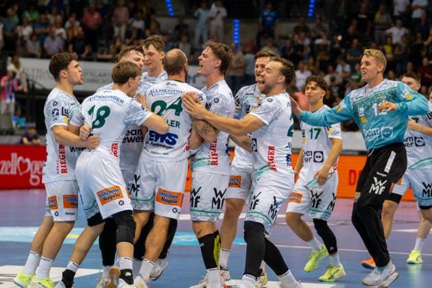 Handball I Herren I Saison 2025-2026 I Bundesliga I 5. Spieltag I TVB Stuttgart - Frisch Auf! Göppingen I 18.09.2025 Göppingen feiert das Unentschieden durch einen Siebenmeter Stuttgart Porsche Arena Baden-Württemberg Deutschland Copyright: xLobeca MaxxPetershansx