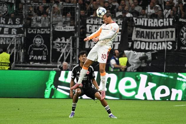 18.09.2025, xsltx, Fussball UEFA Champions League, Eintracht Frankfurt - Galatasaray SK Istanbul v.l. Nathaniel Brown (Eintracht Frankfurt) Leroy Sane (Galatasaray Istanbul) Zweikampf, Aktion, action, battle for the ball (DFL DFB REGULATIONS PROHIBIT ANY USE OF PHOTOGRAPHS as IMAGE SEQUENCES and or QUASI-VIDEO) Frankfurt am Main