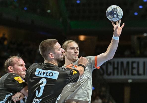 18.09.2025, xlakx, Handball, EHF Champions League, Fuechse Berlin - Aalborg Handbold v.l. Max Darj (Fuechse Berlin), Fabian Wiede (Fuechse Berlin), Juri Knorr (Aalborg Handbold) Zweikampf, Duell, Kampf, tackle Berlin