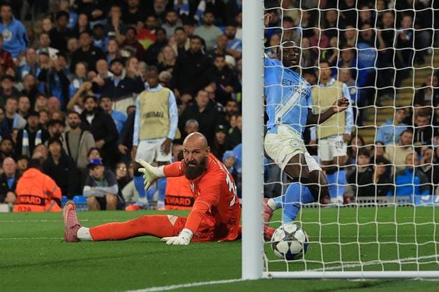 18th September 2025; Etihad Stadium, Manchester, England; UEFA Champions League Football, Manchester City versus Napoli; Jeremy Doku of Manchester City beats Leonardo Spinazzola of SSC Napoli to score for 2-0 after 64 minutes  DavidxBlunsden